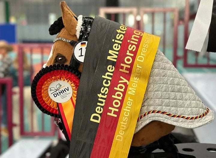Prisvindende kæphest med bånd og roset fra det tyske mesterskab i Hobby Horsing