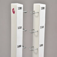Toppen af de to høje standere med markeringer ved 100, 110 og 120 cm, metalkroge og et lille lyserødt hestelogo
