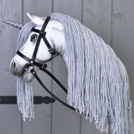 Hobby Horse enhjørning Silver set fra siden i sort trense med tøjler og lang grå manke af garn ned over halsen