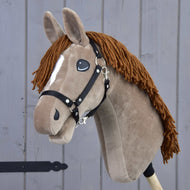 Hobby Horse Oliver i lysebrun plys med hvid stribe, brun manke af garn og sort grime, set skråt forfra