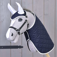 Grå kæphest med sort grime i sættet Monte: marineblåt quiltet dækken og ørenet med hvid kant