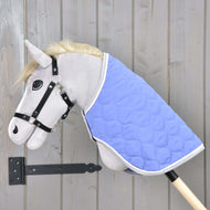 A gray hobby horse with a black bridle and the Hobby Horse LarDen "Blanket Light Violett" is mounted on a stick, displayed against a light wooden wall.