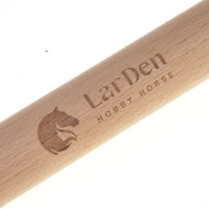 Detalje af nederste kæp forlænget: indgraveret logo med hestehoved og teksten LarDen Hobby Horse i det lyse træ