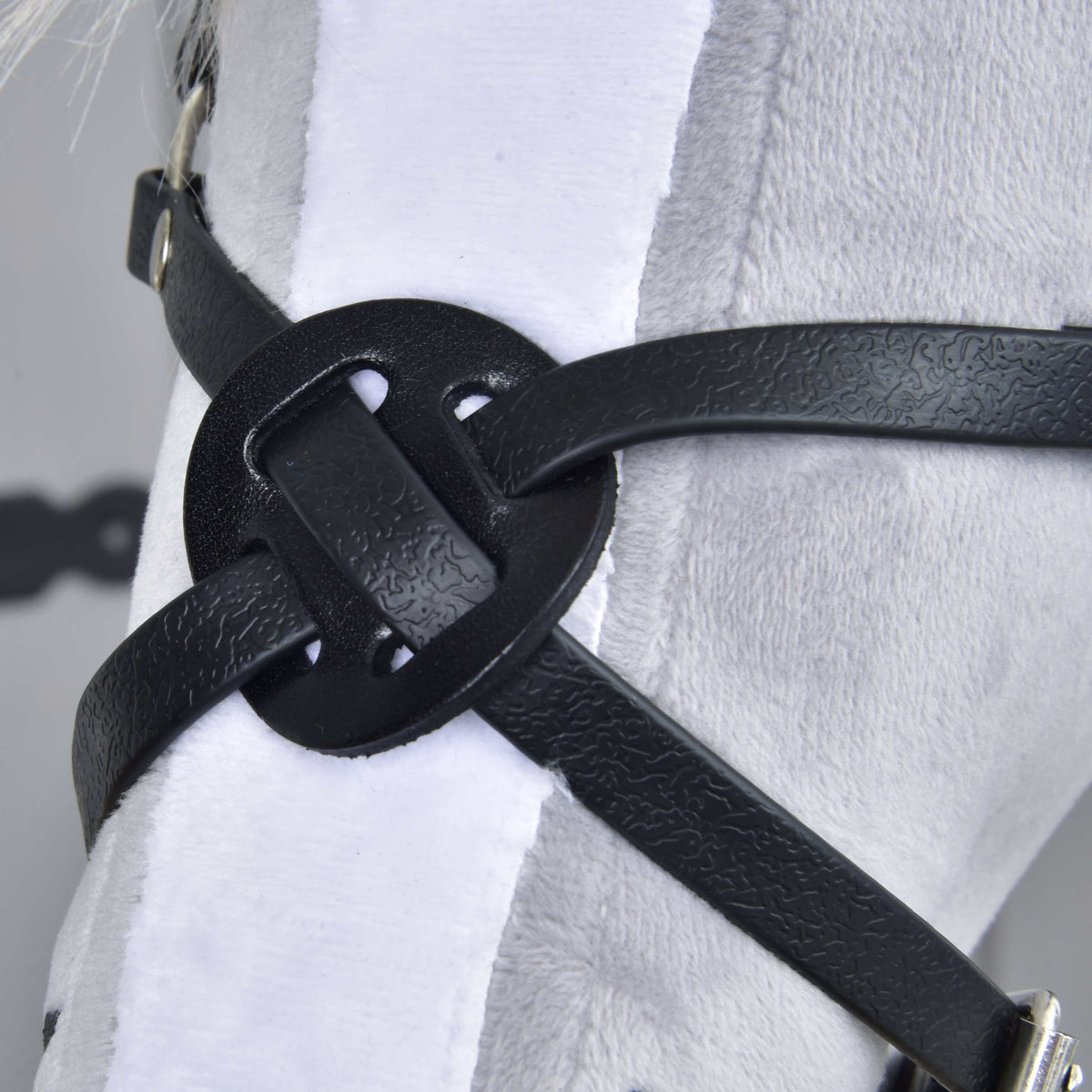 Close-up of the Noseband Mexico Black: two leatherette straps cross through a round black patch over the white blaze