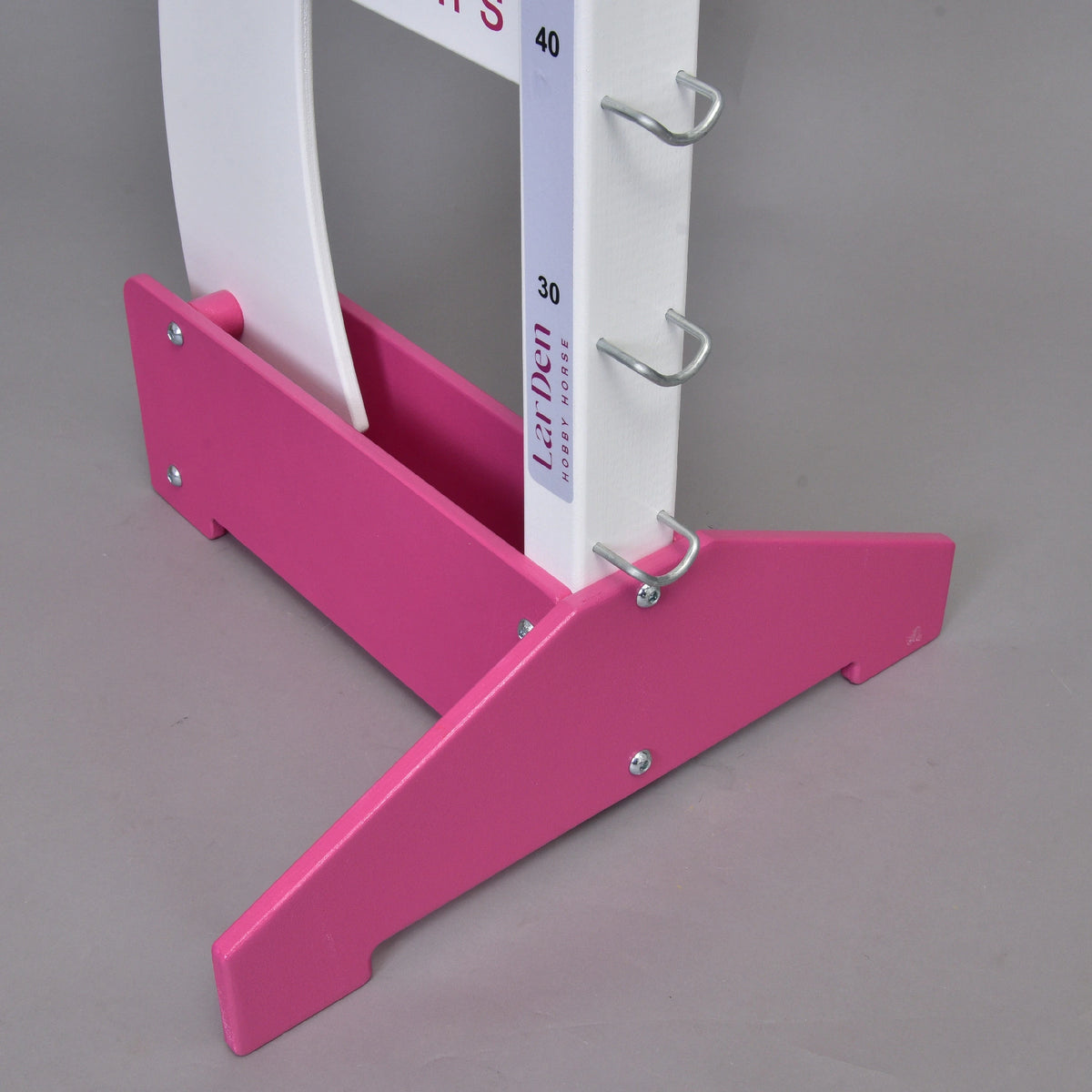 Close-up of a pink foot with screws holding a white post with hooks at 30 and 40 cm and the LarDen print