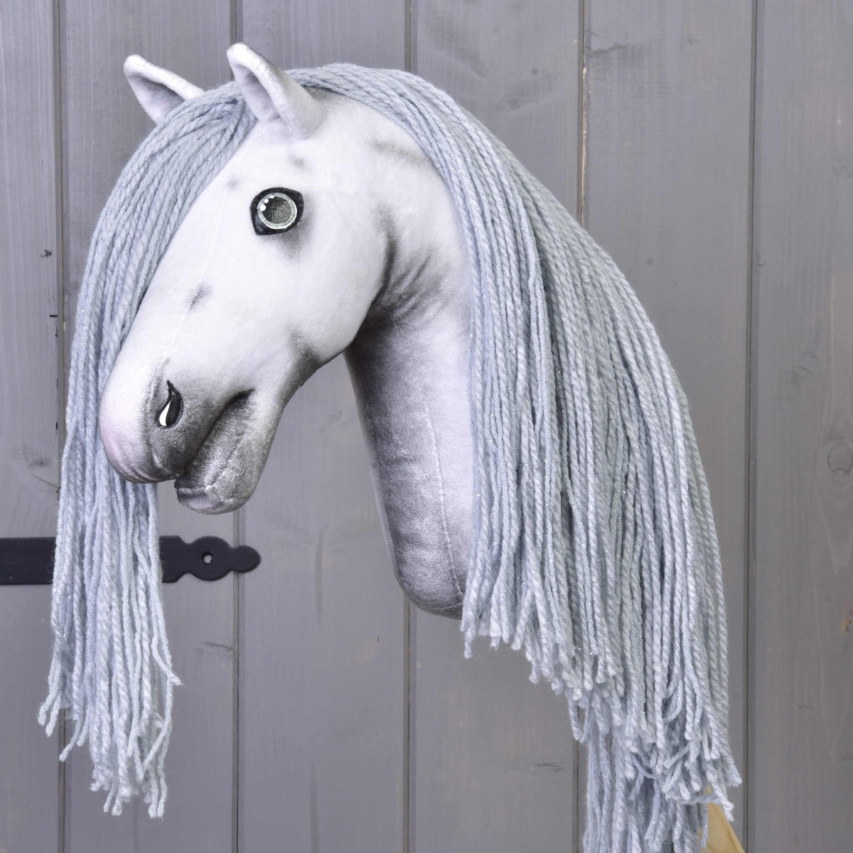 Hobby Horse enhjørning Silver uden horn og udstyr, med hvidt hoved i plys og lang grå manke af garn til begge sider