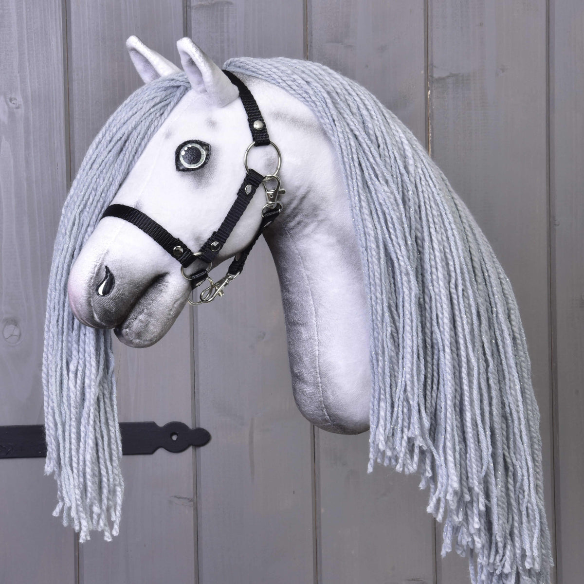 Hobby Horse enhjørning Silver set skråt forfra i sort grime med grå skygger i det hvide hoved og lang grå manke