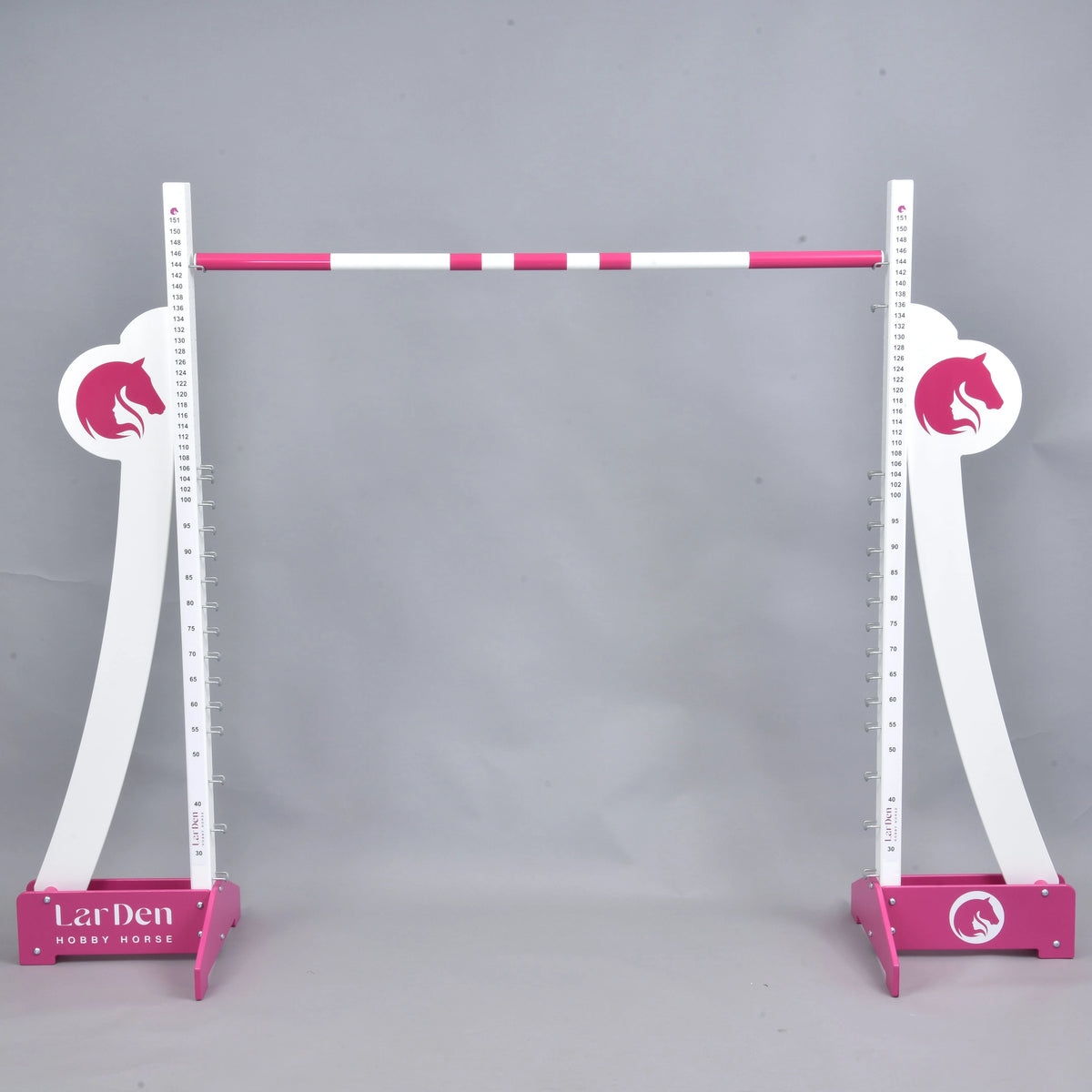 LarDen Hobby Horse puissance-forhindring med høje, buede hvide sidepaneler, lyserøde hestelogoer, lyserøde fødder og lyserød-hvid springbom øverst