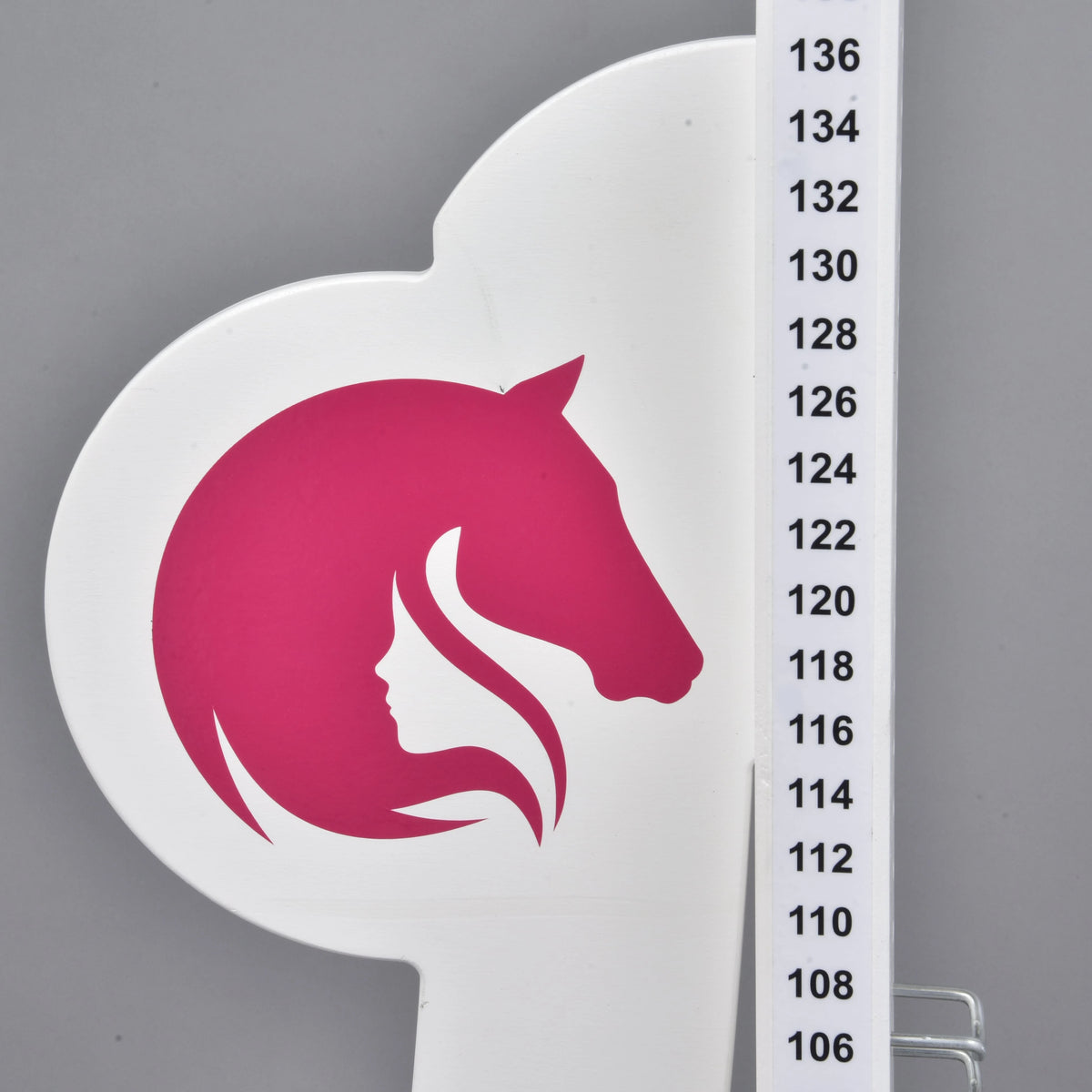 Det modsatte sidepanel med det spejlvendte lyserøde logo til venstre for standeren og markeringer fra 106 til 136 cm for hver 2 cm