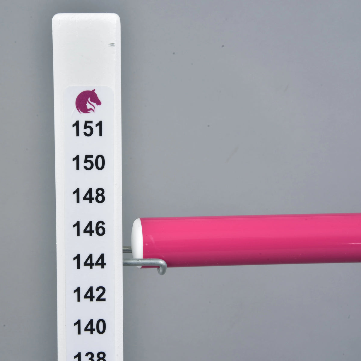 Toppen af skalaen med et lyserødt hestelogo over 151 cm og den lyserøde springbom på krogen ved 144