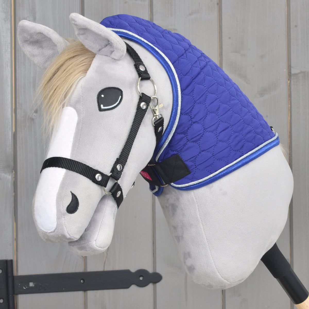 Grå Hobby Horse, der kun bærer den aftagelige halsdel fra Bluebell, kongeblå quiltning med sølvfarvet og blå paspoil