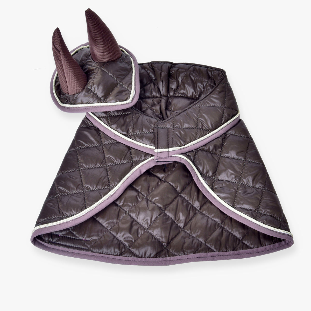 The Hobby Horse LarDen Set Thermo Chocolate features a quilted dark gray quarter sheet and matching ear bonnet with light gray trim, perfectly displayed on a white background.