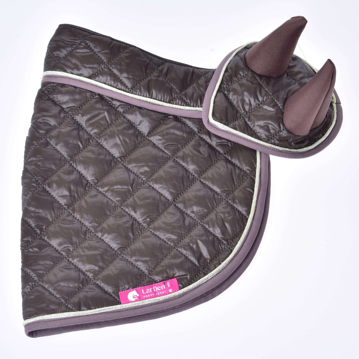 The Set Thermo Chocolate by Hobby Horse LarDen features a quilted dark brown saddle pad and matching ear bonnet with light piping, both elegantly displayed on a white background. A pink label with white text adds a stylish accent.