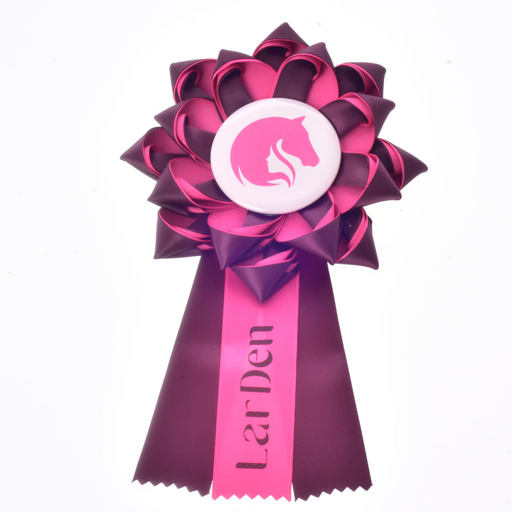Hobby Horse roset Raspberry Rose fra LarDen i bordeauxrød og klar lyserød satin med hestehovedemblem og tre bånd