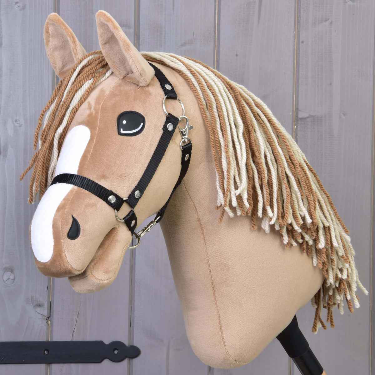 Hobby Horse Bren med sort grime fra LarDen, en lysebrun kæphest i plys med hvid blis og manke af brunt og cremefarvet garn