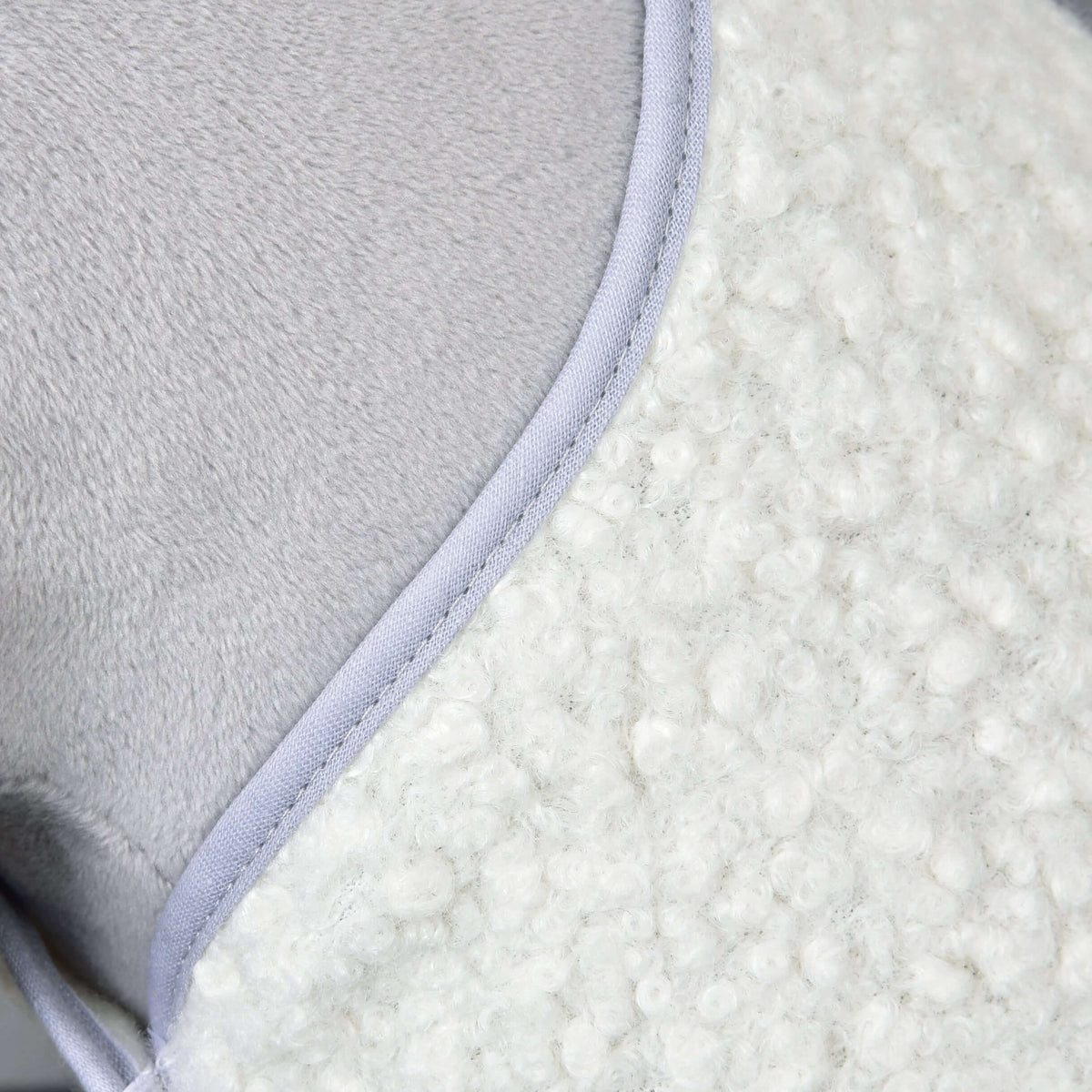 Close-up of Set Snowflake by Hobby Horse LarDen shows light grey smooth fabric meeting white boucle fleece, divided by a neatly sewn grey seam—highlighting the set's soft, textured materials.