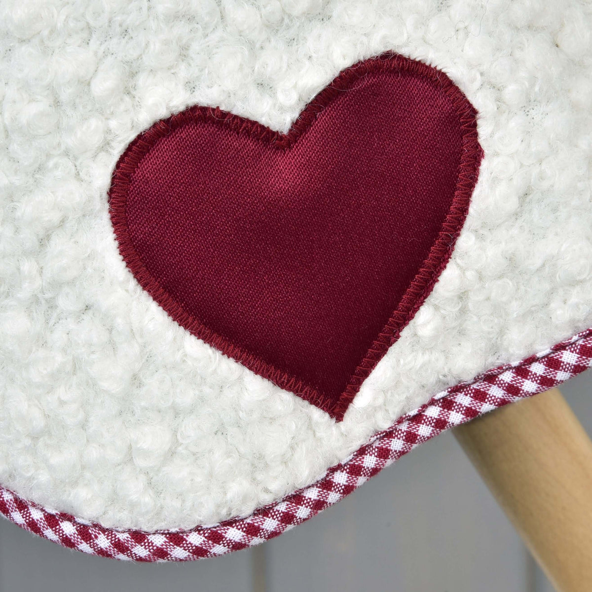 The Blanket cube red by Hobby Horse LarDen features a red fabric heart with stitched edges on a white, fluffy training blanket, accented by a red and white checkered trim.