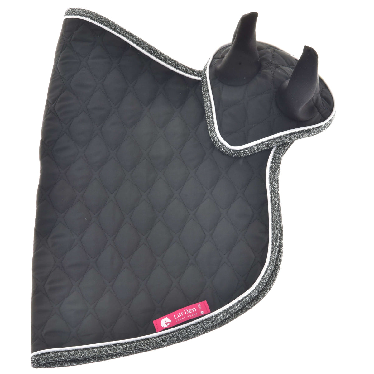Hobby Horse sæt Thermo Black Queen lagt fladt med ydersiden op: rudequiltning, sorte ører og sølvgrå kant