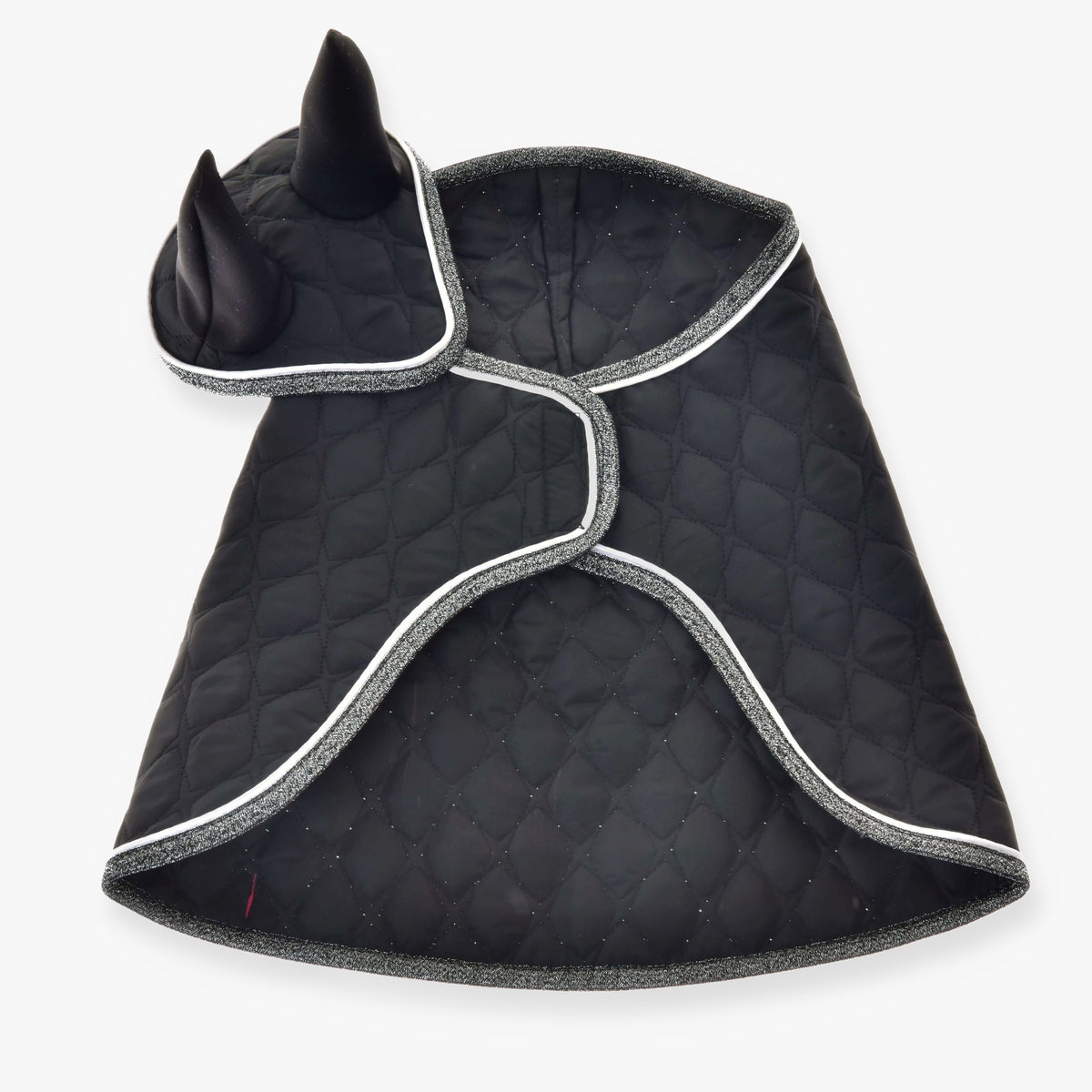 Hobby Horse sæt Thermo Black Queen fra LarDen: sort quiltet dækken og ørenet med glitrende sølvkant