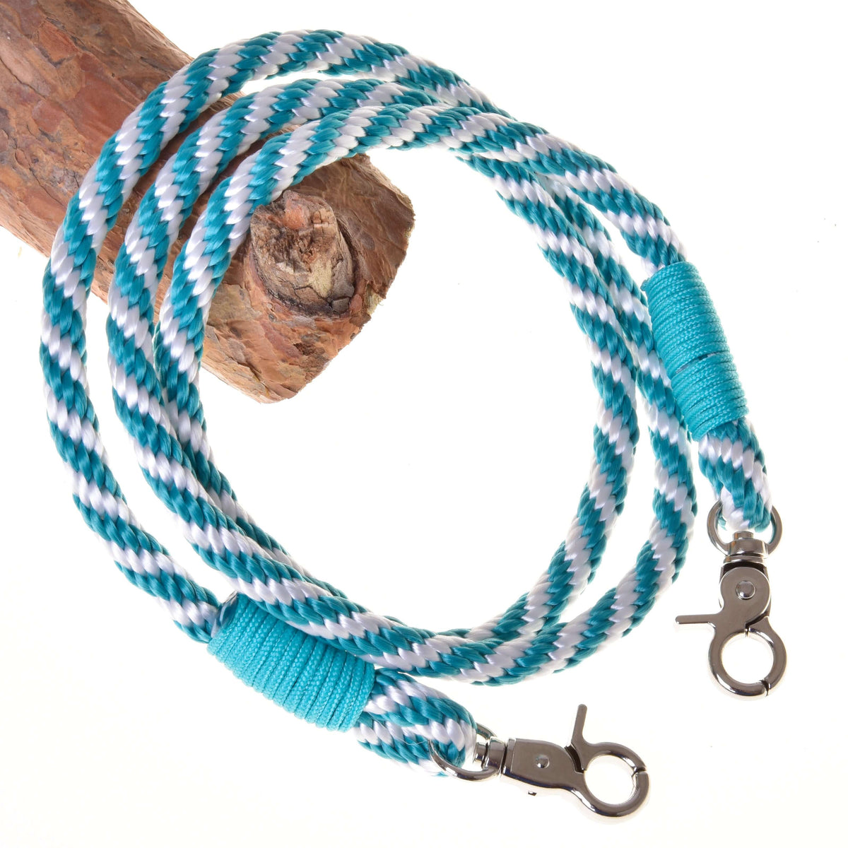 The Hobby Horse LarDen Set Start Turqouise includes a halter, cordeo, lead rope, and reins in turquoise and white with silver clasps—perfect as Hobby Horse accessories. Matching turquoise bindings are featured near the clasps.