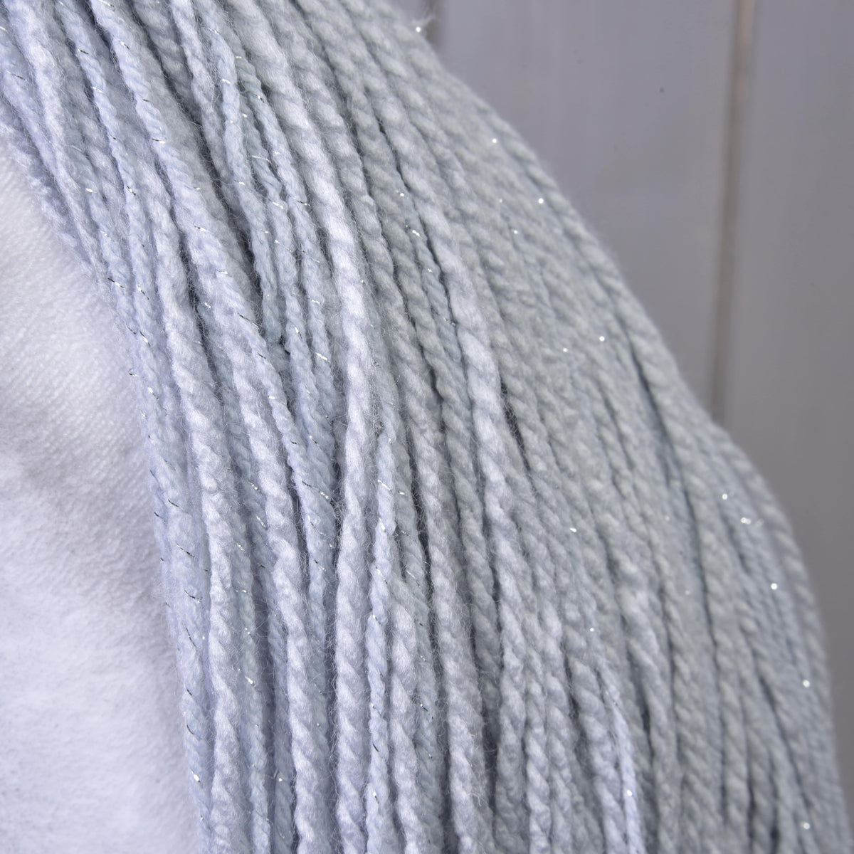 Detalje af den lysegrå manke af garn på Hobby Horse enhjørning Silver: snoede tråde med fin sølvglimmertråd