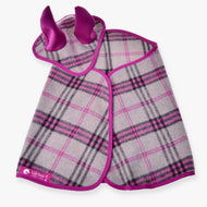 The Set Cube Pink by Hobby Horse LarDen features a pink and gray plaid horse blanket with pink edging, two matching ear bonnets, and covers, all displayed on a white background.