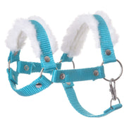 The Halter turquoise with fur by Hobby Horse LarDen features soft white fleece padding, adjustable straps, metal rings and clasp for secure pet walking. Inspired by halter horse accessories, it offers comfort in a stylish turquoise design.