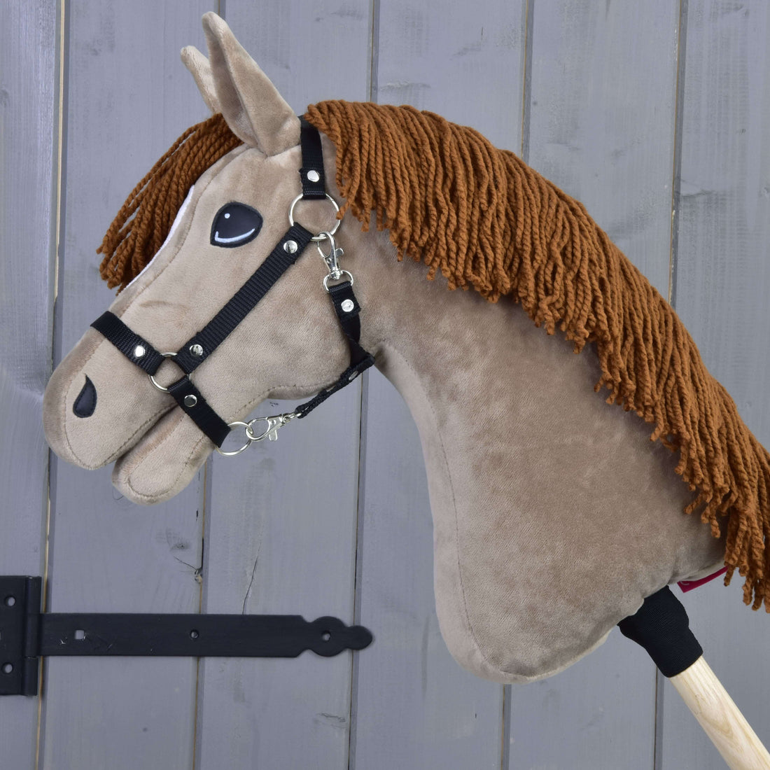 Hobby Horse Oliver med sort grime + grime med pels GRATIS