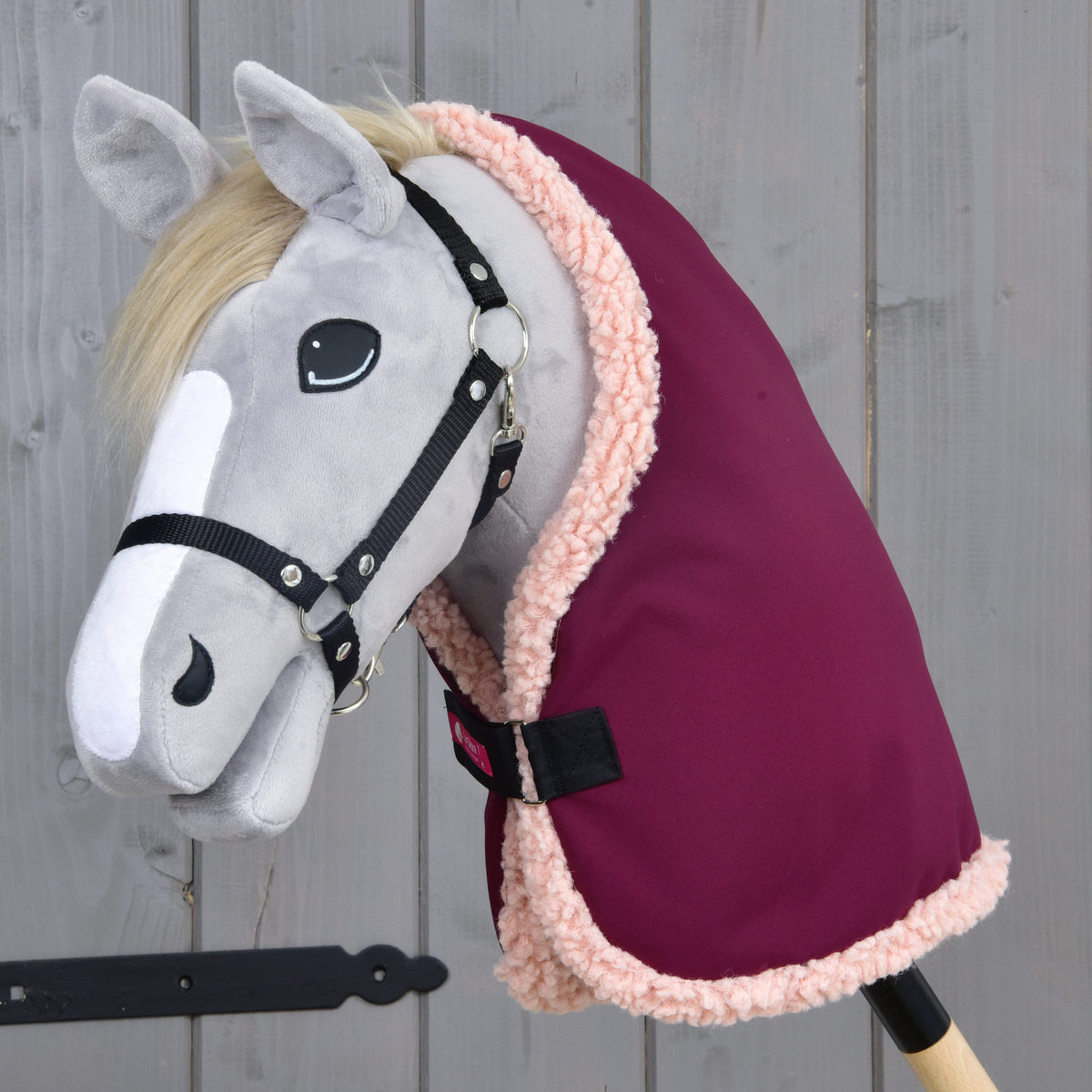Grå kæphest med lys manke og sort grime i stalddækkenet Royal Burgundy med kant af rosa fleece