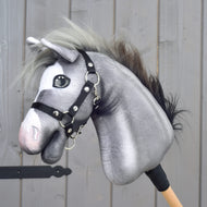 LarDen Hobby Horse Flint, en grå plyskæphest med lysegrå og sort manke og sort grime