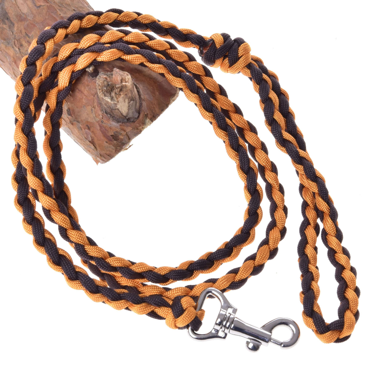 Hobby Horse trækketov Knitted Pomello fra LarDen af orange og sort flettet snor med sølvfarvet karabinhage på en gren