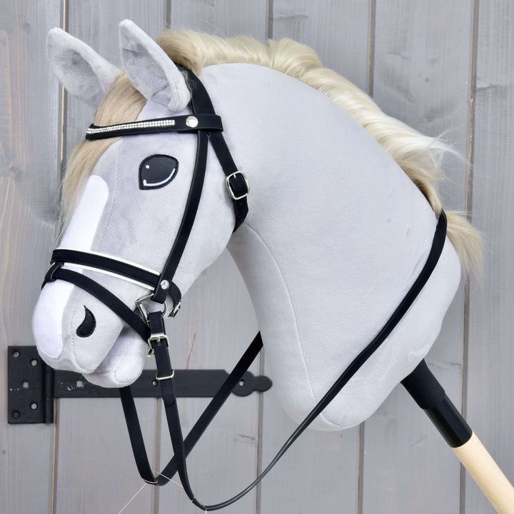 Hobby Horse komplet De Luxe trense med 2 pandebånd fra LarDen på en grå kæphest af plys, her med similisten og tøjler