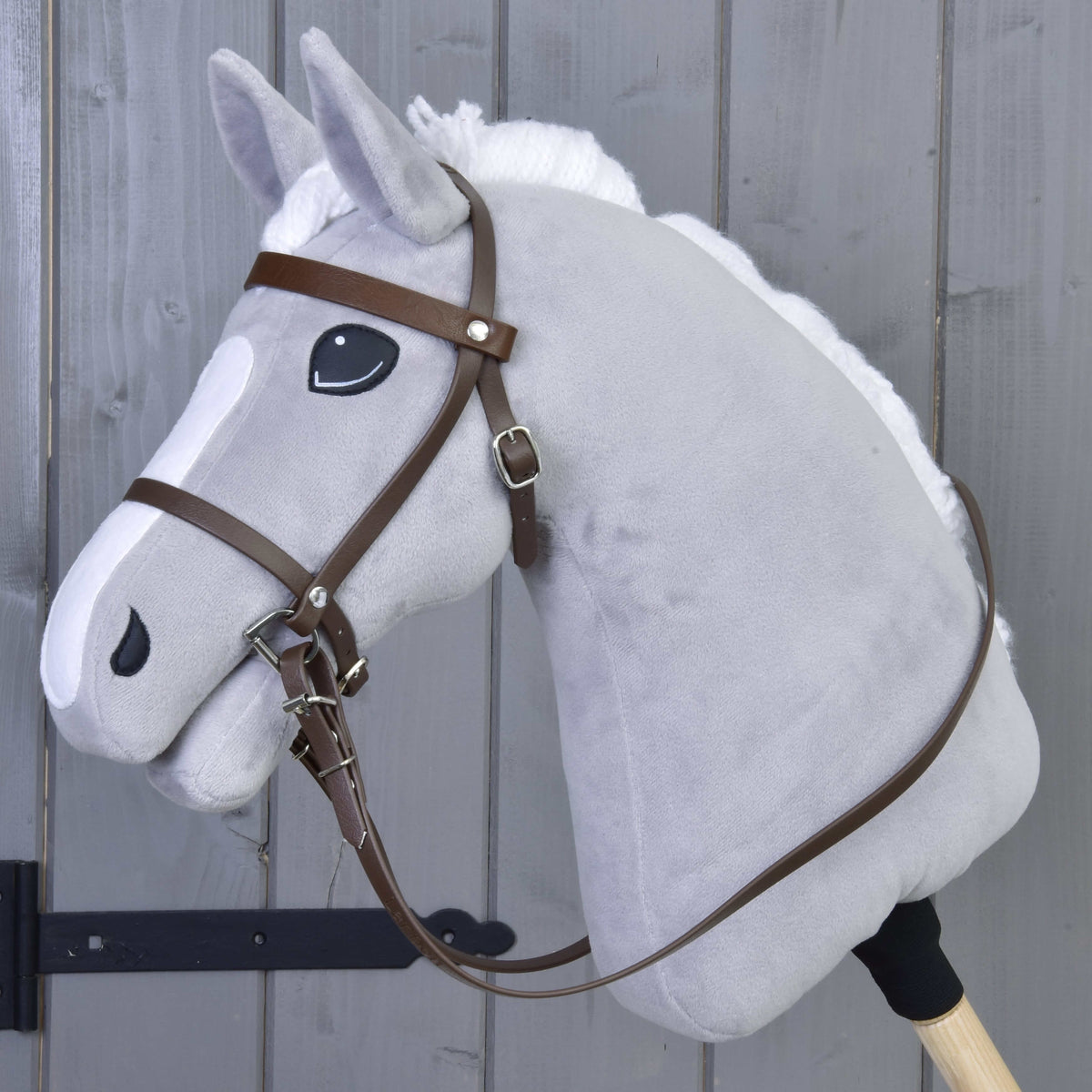Hobby Horse komplet trense med næsebånd brun fra LarDen med lange tøjler på en grå kæphest med hvid blis og manke