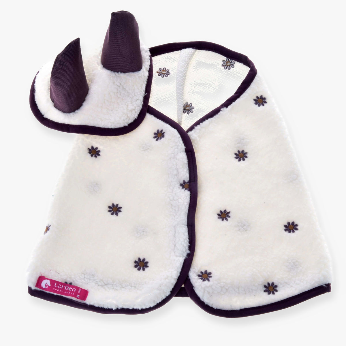 Set Loret by Hobby Horse LarDen is a white fleece animal costume with purple trim, small flower patterns, and a hood featuring two upright purple horns, inspired by playful Hobby Horse blanket designs.