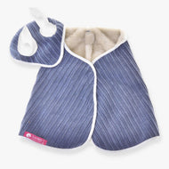 The Set Manchester Plum by Hobby Horse LarDen is a plum-colored, ribbed dog coat with fur lining, white trim, and Velcro fastenings, featuring a matching plum and white paw-shaped mitten at the collar for cozy blanket-inspired style.