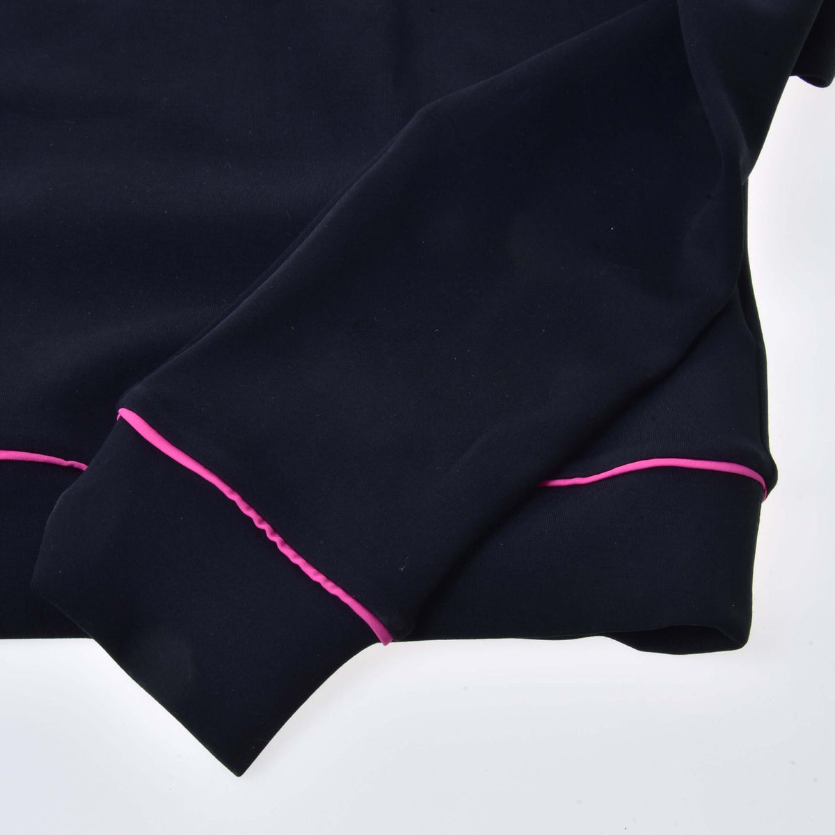 Detalje af sort manchet og kant med smal lyserød paspel på Hobby Horse sweatshirten