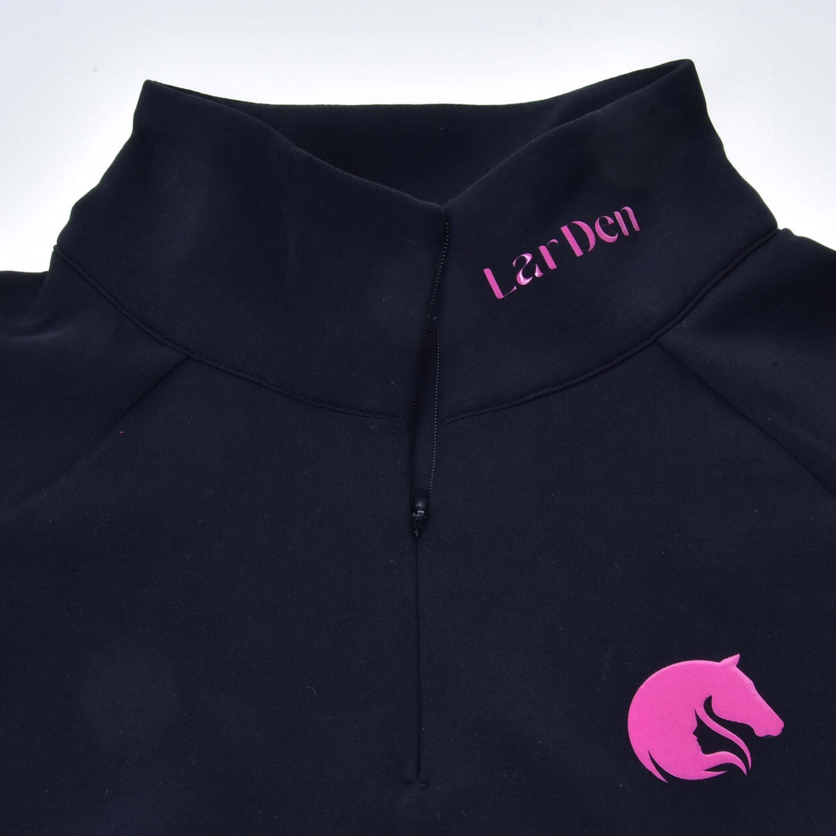 Detalje af den høje krave på Hobby Horse LarDen sweatshirten med lynlås, lyserød skrift og hestehovedlogo
