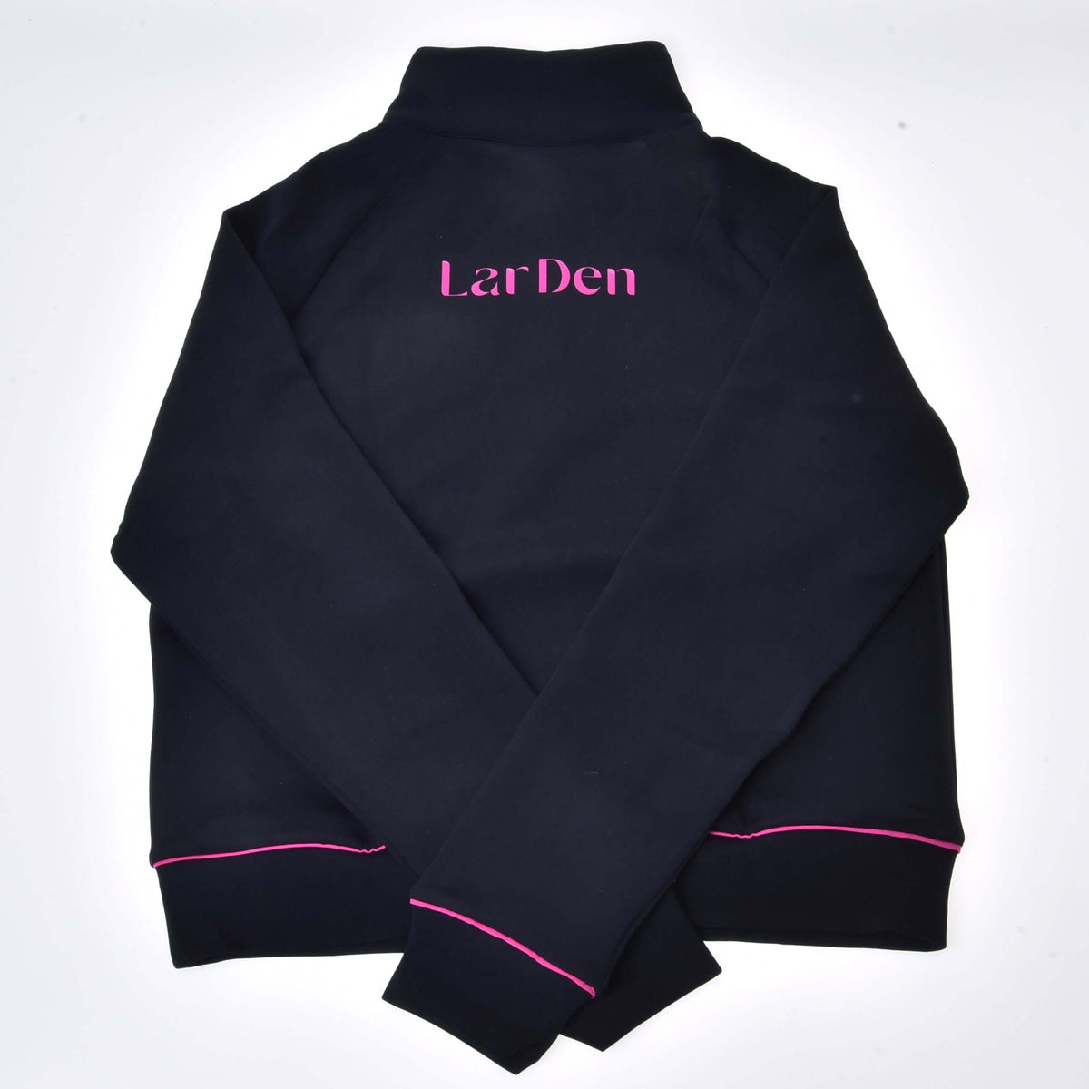 Bagsiden af den sorte Hobby Horse LarDen sweatshirt lagt fladt med lyserød skrift over skuldrene og lyserøde kanter ved manchetterne