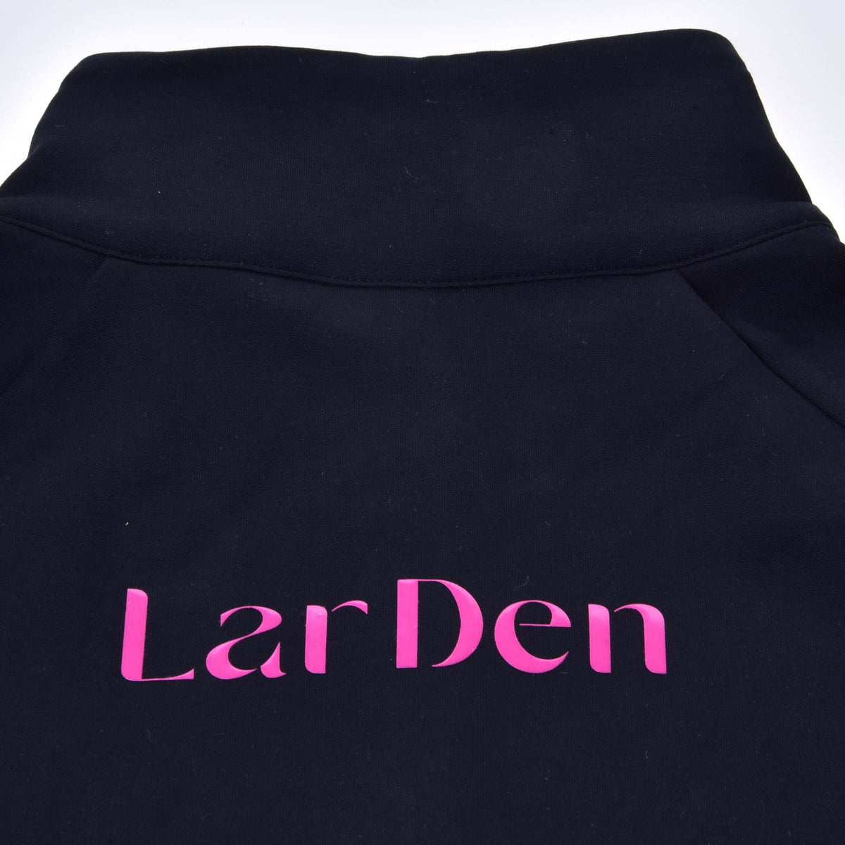 Detalje af bagsiden af Hobby Horse LarDen sweatshirten: stor lyserød skrift under den sorte høje krave