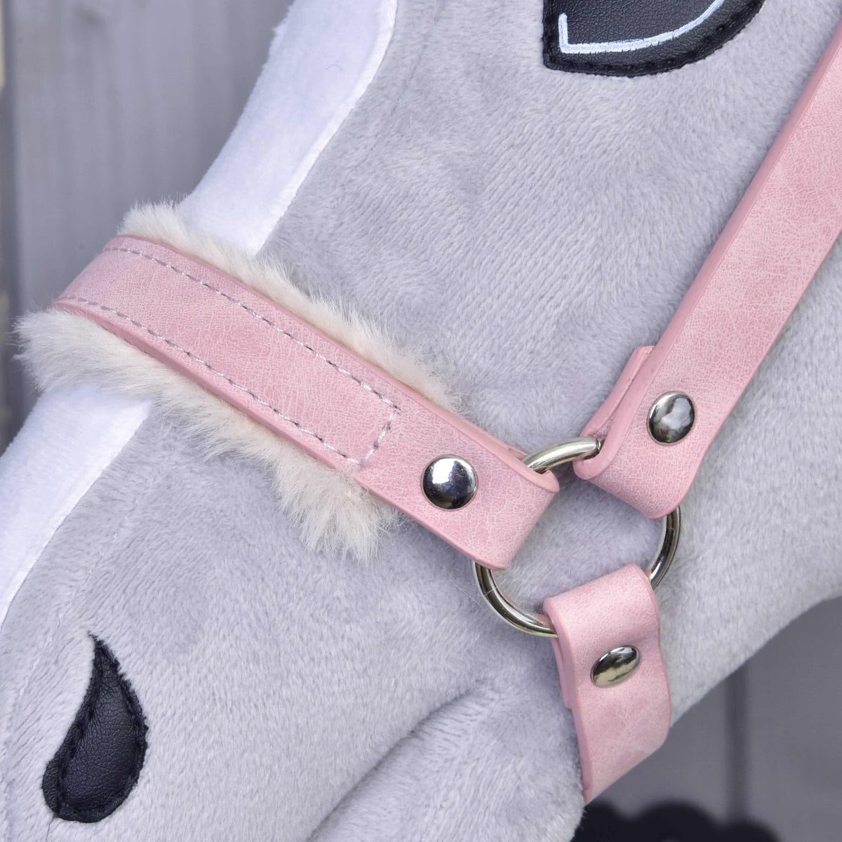 Close-up of a gray plush toy horse wearing the Hobby Horse LarDen Halter with fur - leatherette Mullbery, featuring light pink leatherette, white faux fur trim, and embroidered black eye and nostril details.
