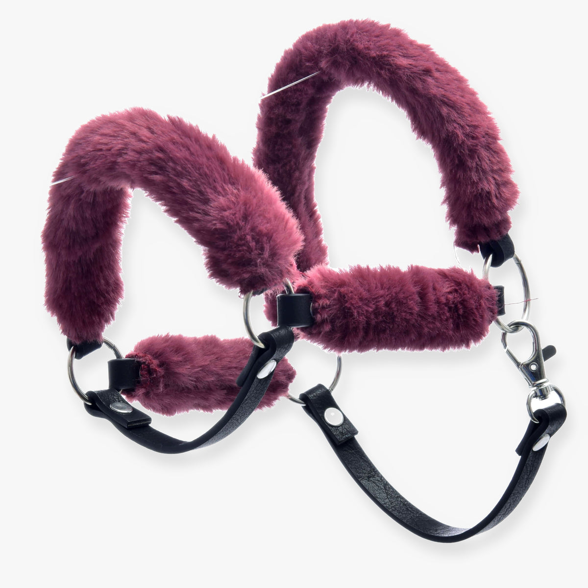 Hobby Horse grime med pels Teddy Maroon fra LarDen, betrukket med blød bordeauxrød kunstpels, remme af sort kunstlæder og sølvringe