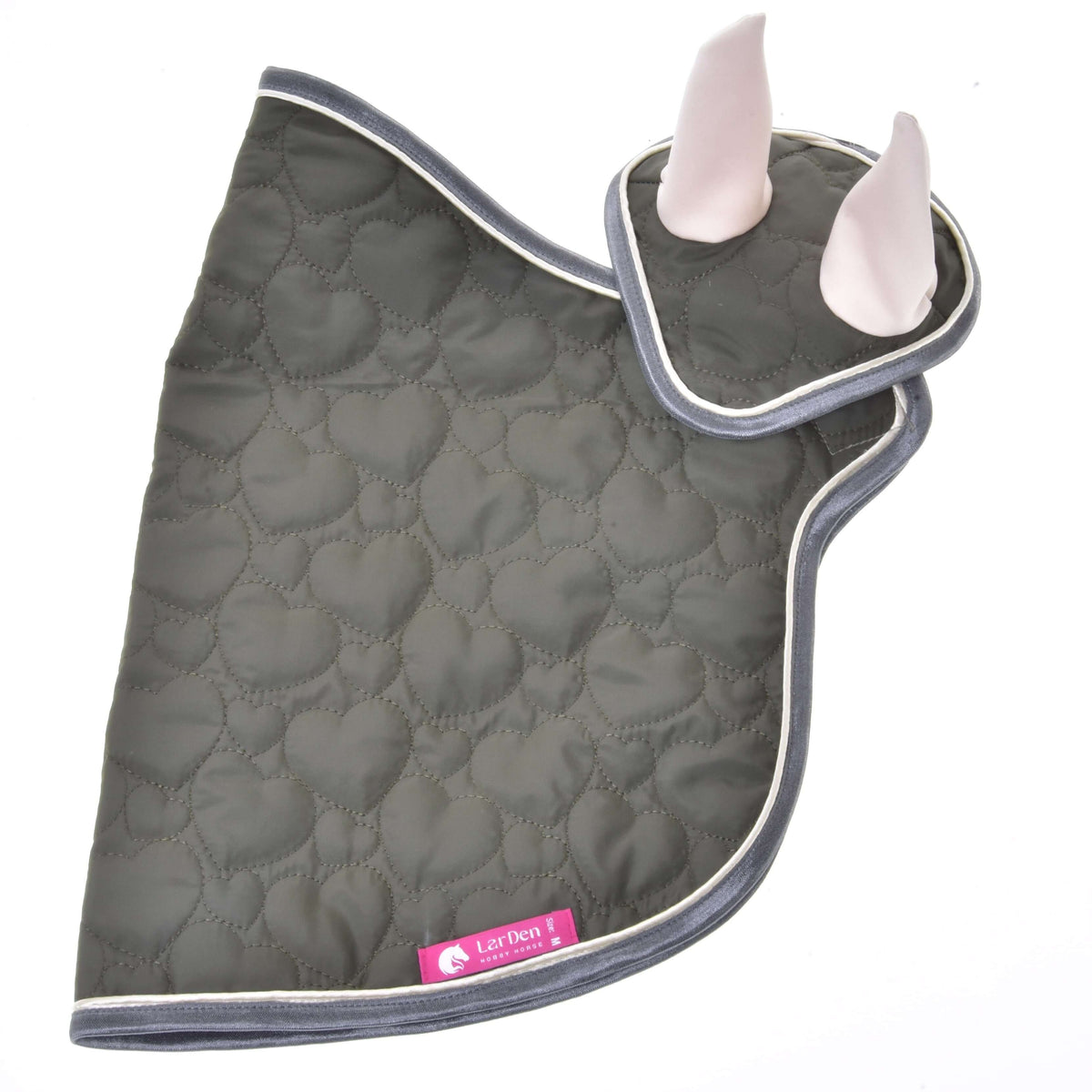 The Set Olivetti by Hobby Horse LarDen features a green quilted ear bonnet and matching saddle pad with gray trim and white inner ear lining, shown on a white background. A pink label attaches to the saddle pad—ideal for your collection.