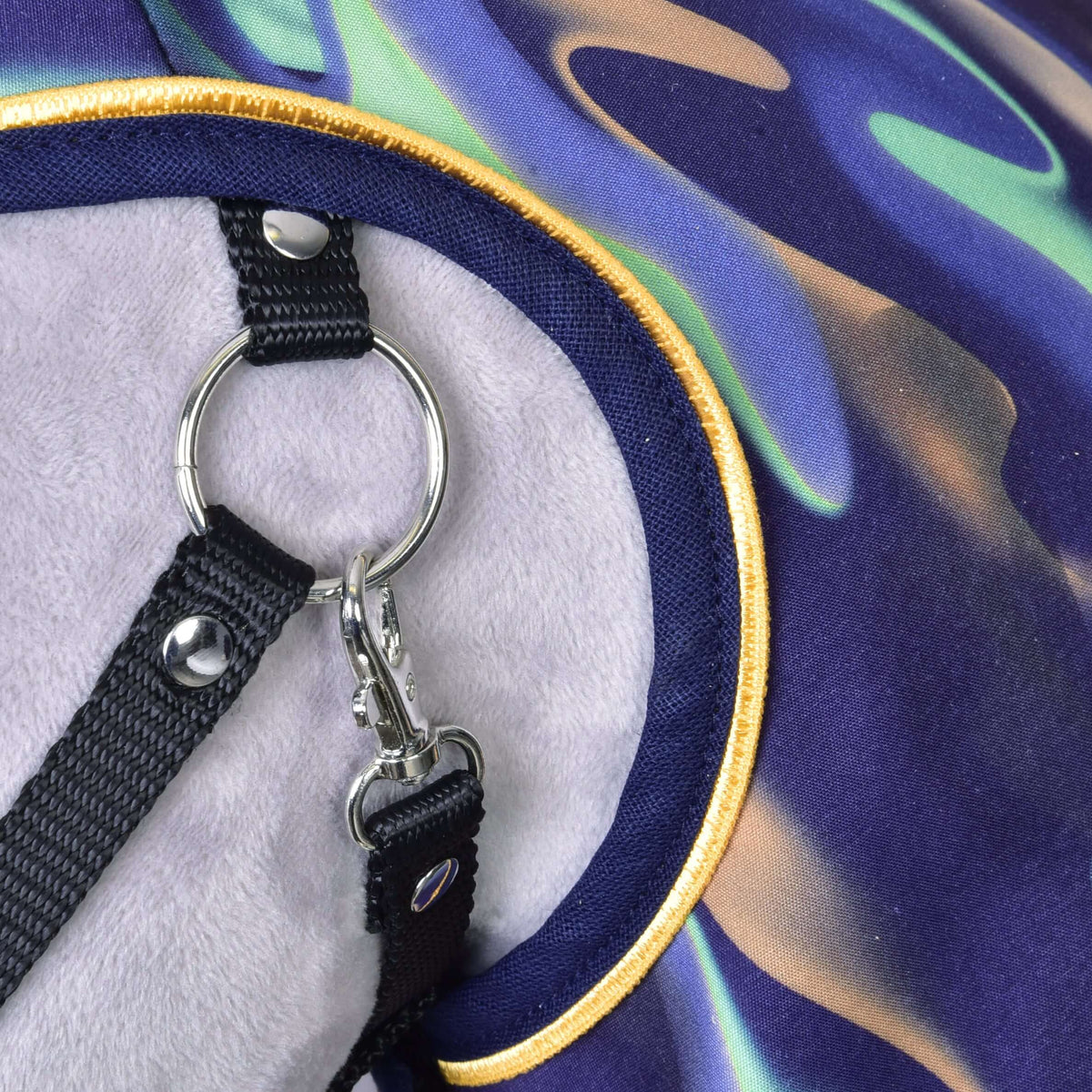Detalje af en sort grimes ring og karabinhage ved den gule kant på regndækkenet Rainbow til Hobby Horse