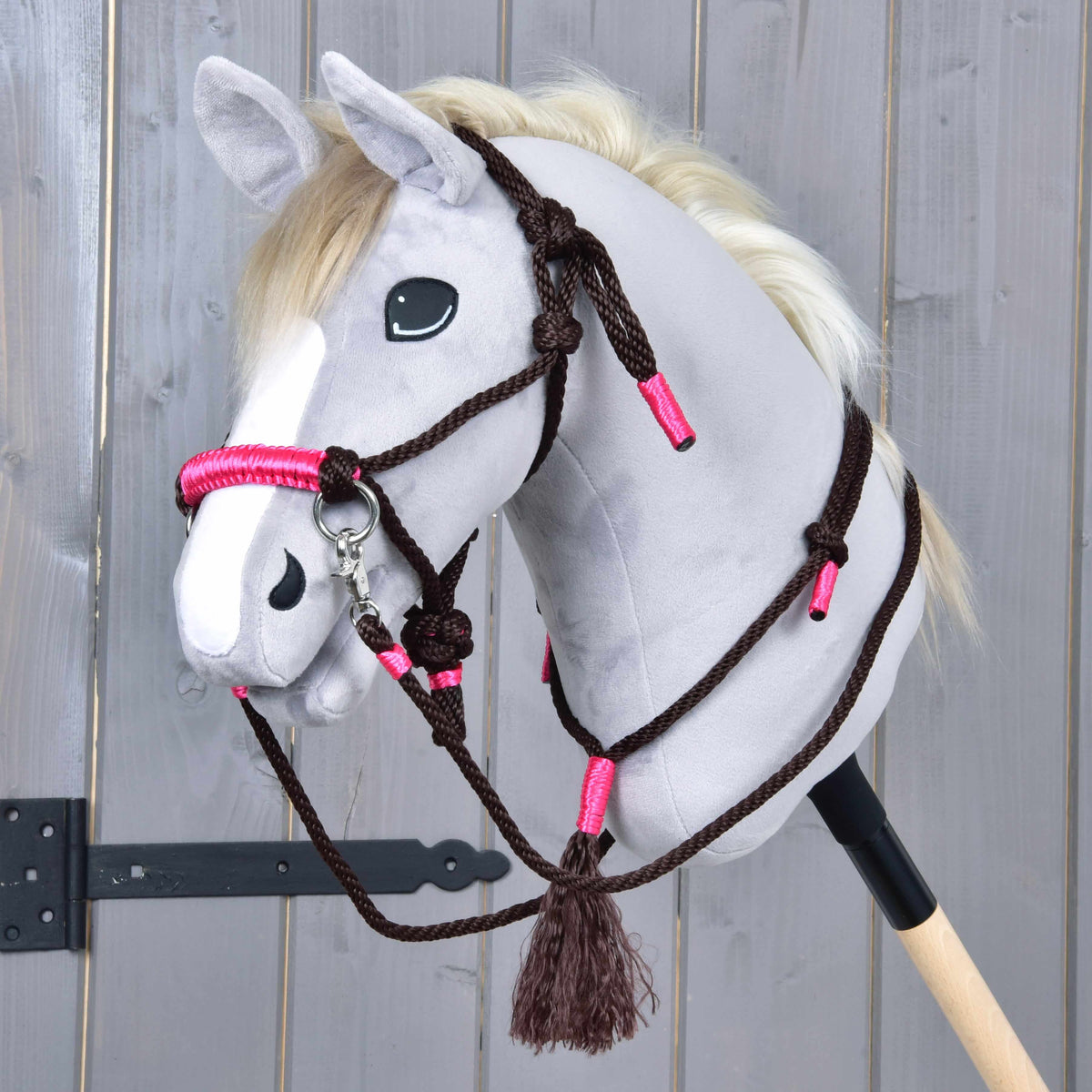 The Rope set Noir Cocoa by Hobby Horse LarDen features a plush horse head with white and gray fur, black button eyes, a cream mane, and a brown and pink halter with reins, mounted on a wooden stick against a panel background.