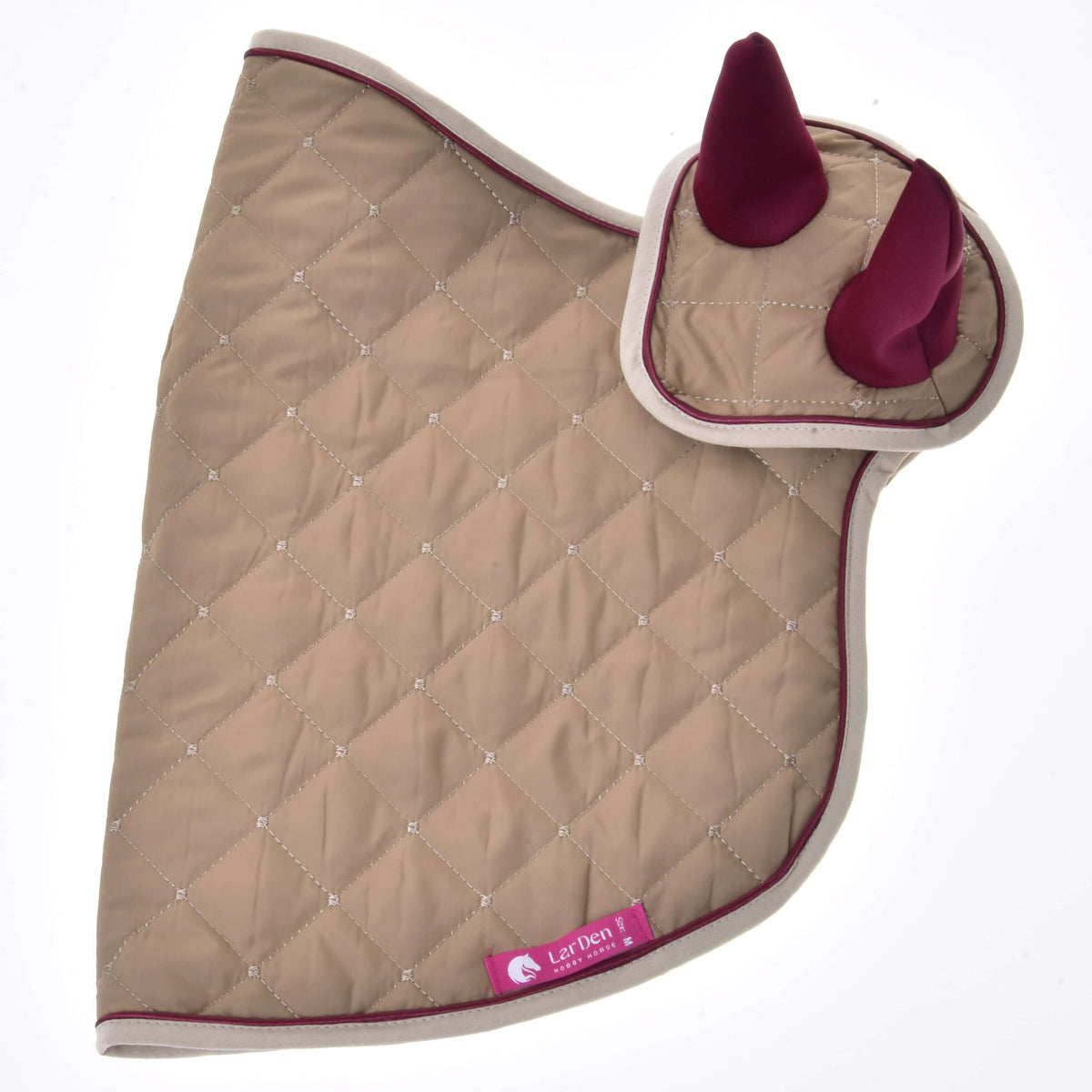 The Set Roma by Hobby Horse LarDen is a quilted tan saddle pad and ear bonnet set with maroon ears, beige piping, and a pink Let’Den label—an elegant choice for your horse.