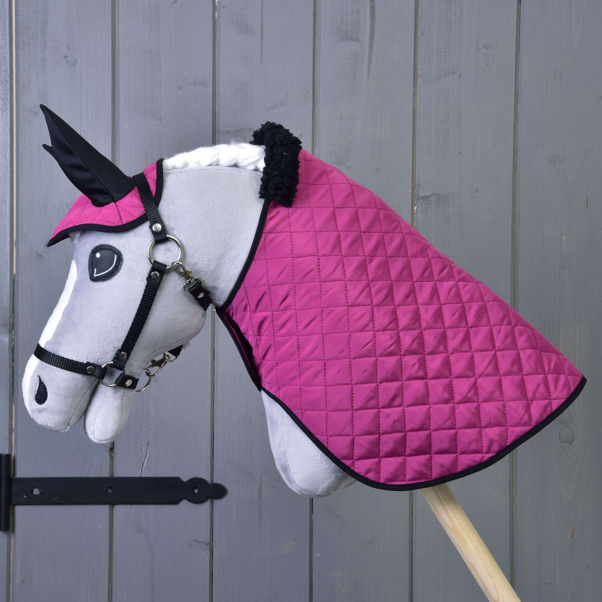 Grå kæphest med sort grime i sættet Thermo lyserød: quiltet dækken med sort pelskrave og ørenet