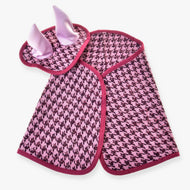The Set festive Bordeaux by Hobby Horse LarDen is a pink and black houndstooth towel set with dark pink trim, featuring a hood with two light pink bunny ears—ideal as a playful hobby horse blanket or for a fun ear bonnet set.