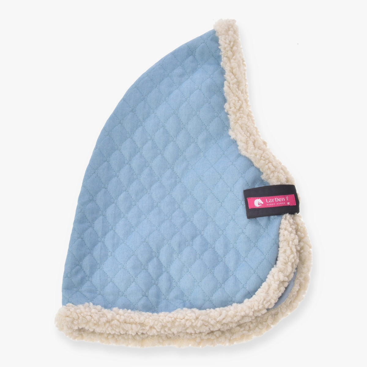 Hobby Horse stalddækken Sky Blue fra LarDen: lyseblåt rudequiltet stof med kant af cremefarvet krøllet fleece hele vejen rundt