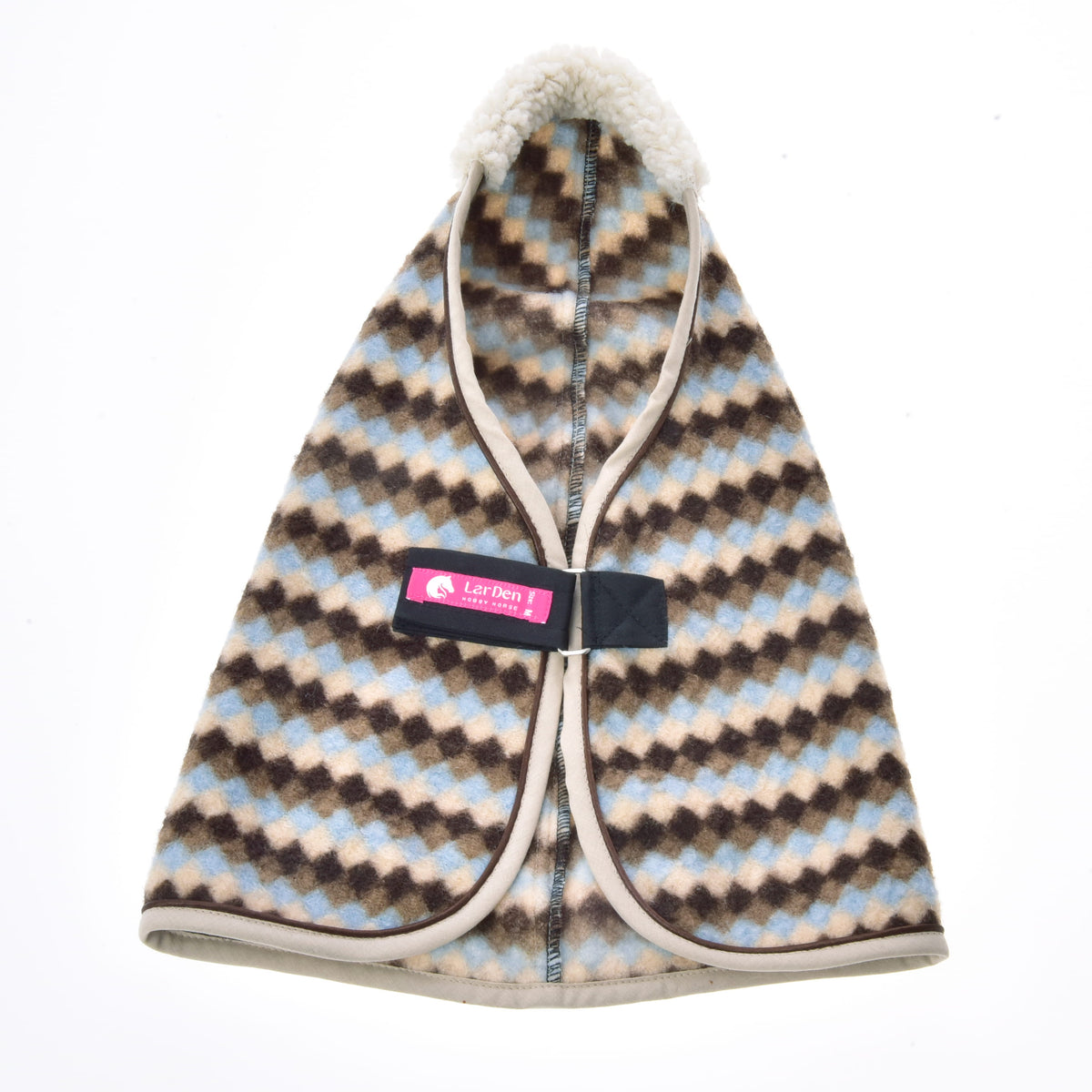 Stalddækkenet Pastel Argyle til Hobby Horse set forfra med brystrem, lyserødt mærke fra LarDen og cremefarvet fleecekrave