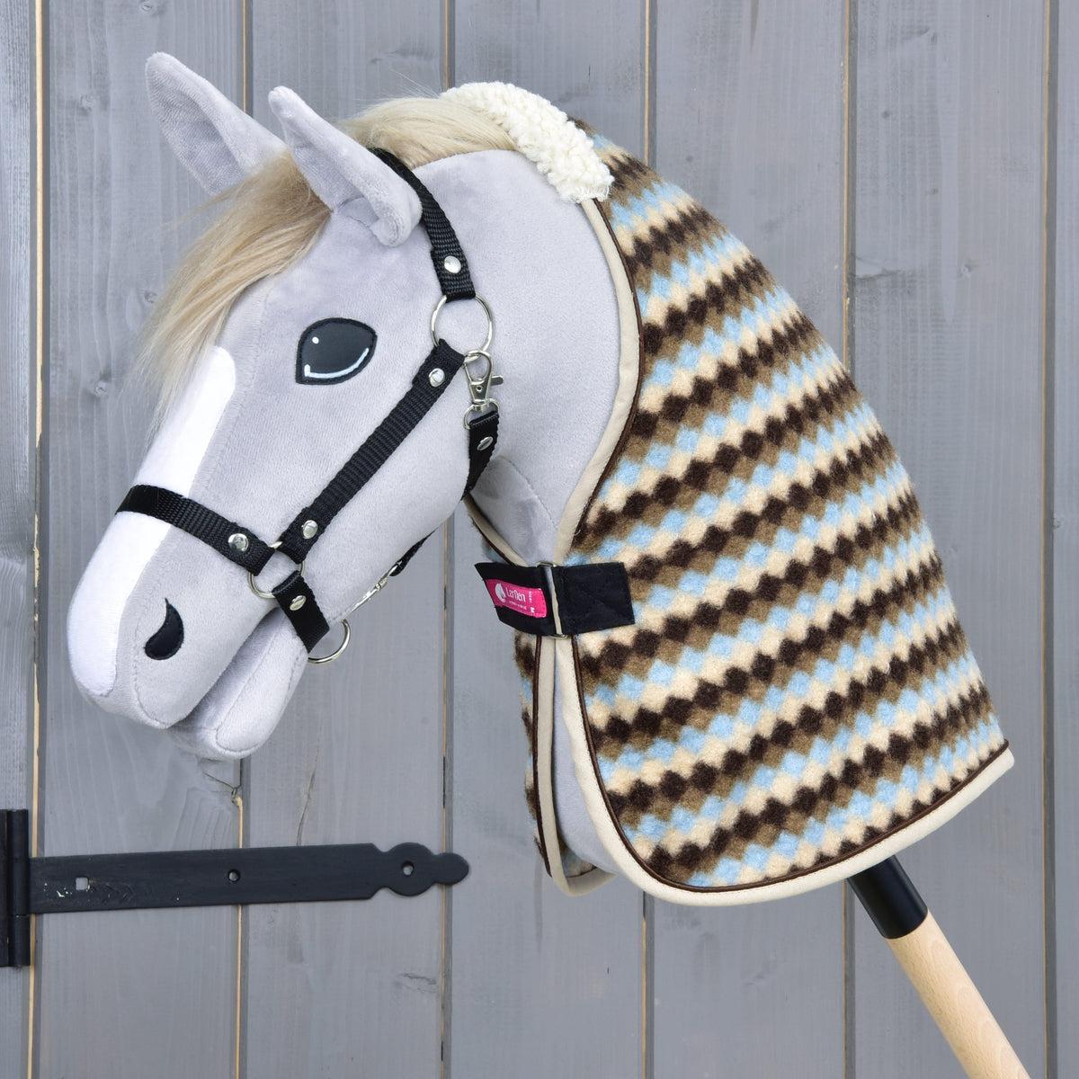Grå kæphest med lys manke og sort grime i stalddækkenet Pastel Argyle med beige kantbånd